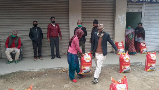 कांग्रेस नेता क्षेत्रीद्वारा अमरगढीका दलित परिवारलाई खाद्यान्न सहयोग