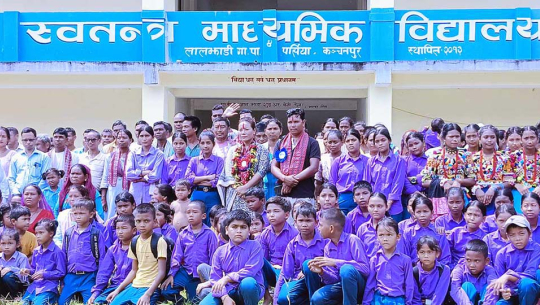 कञ्चनपुरमा विपन्न विद्यार्थीलाई विद्यालय पोसाक वितरण