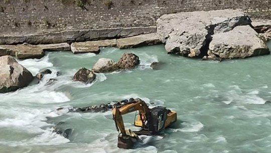 महाकालीको धार परिवर्तन गर्न प्रयोग भएको स्काभेटरको चाबी सशस्त्रले खोस्यो