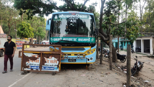 दिल्लीबाट धनगढी आउँदै गरेको बसबाट ठूलो परिमाणमा तस्करीका सामान बरामद