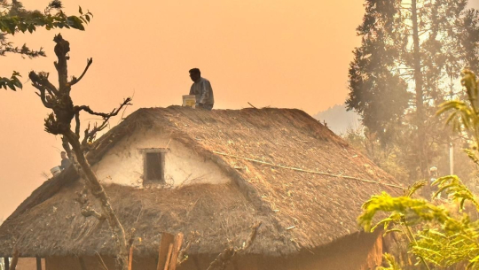 डढेलोबाट खर (फुस)को छानो भएका घर जोगाउनै मुस्किल