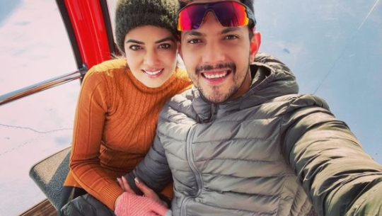 आदित्य नारायण दम्पत्तिलाई कोरोना