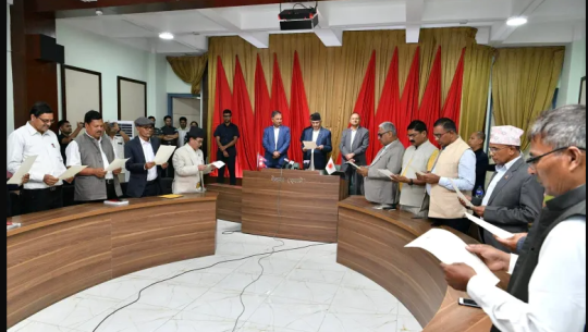 एमालेको केन्द्रीय सदस्यमा मनोनीत १३ सदस्यद्घारा शपथ ग्रहण