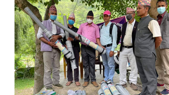 डोटीका किसानलाई बाँदर धपाउने यन्त्र वितरण