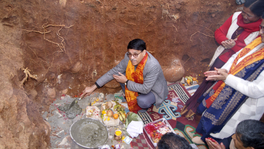 सुदूरपश्चिम प्रदेशका मुख्यमन्त्री त्रिलोचन भट्ट डोटीको दिपायल सिलगढी नगरपालिका–४ राजपुरस्थित बागनेटीमा निर्माण हुने निजामती विद्यालय भवन शिलान्यास   गर्दै । तस्वीर : विमलबहादुर विष्ट/रासस