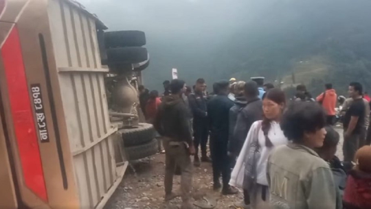 रुकुमदेखि काठमाडौँ जाँदै गरेको बस बागलुङमा दुर्घटना हुँदा २१ जना घाइते
