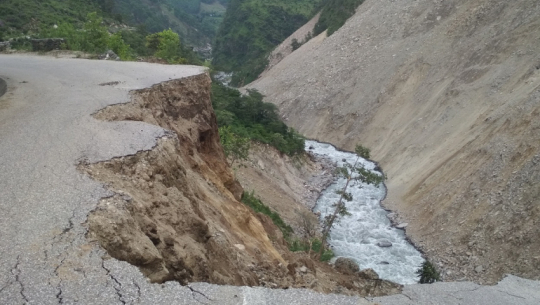 बाजुरा जोड्ने मुख्य राजमार्ग तहसनहस हुँदासमेत सरकार चिर निन्द्रामा