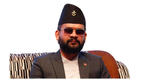 झापा–५ बाट विजयी बालेन शाहले लिए प्रमाणपत्र