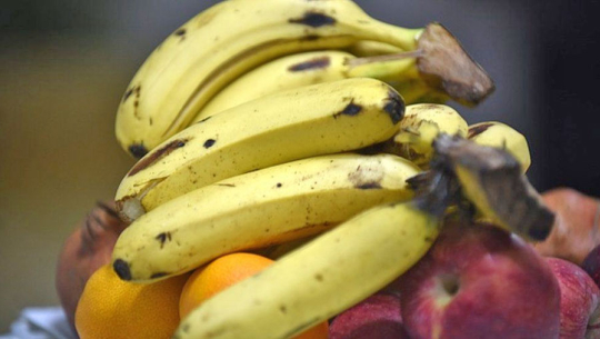 टिकटकमा भाइरल केरा खाने भिडियो बनाउने च्यालेन्जले देश निकाला !