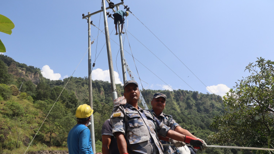बाढी पहिरो प्रभावित स्थानमा  विद्युत आपूर्ति पूर्ववत्