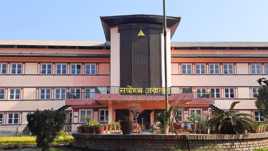 सर्वोच्च परिसरमा प्रहरीमाथि नै एक महिलाले गरिन हातपात