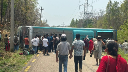  चिसापानीमा बस दुर्घटनाः घाइते २१ जनाकाे परिचय खुल्याे (नाम सहित)