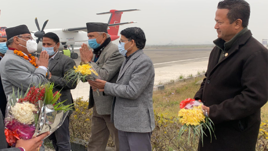 शिष्टाचारको कसीमा मुख्यमन्त्री भट्टः प्रचण्डको स्वागतमा ‘मुख्यमन्त्री’ पुगे वा ‘त्रिलोचन भट्ट’ ?