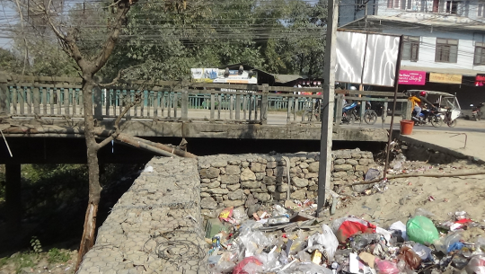 कैलाली नालामा पानीको प्राकृतिक बहाव थुनिनेगरि तटबन्धन !