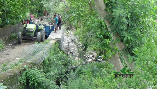 धनगढीमा प्रदेश सरकार पनि खोला मिचेर सडक निर्माण गर्दै