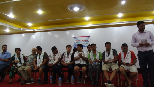 गाईजात्रामा सहभागी हुन हाँस्य कलाकार मनोज गजुरेल सहितको टोली धनगढीमा