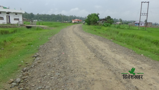कैलालीमा मिलोमतोमा ठेक्का भएका कालोपत्रे सडक वर्षौदेखि अलपत्र