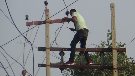 सुरक्षा नअपनाएर काम गर्दै मजदुर