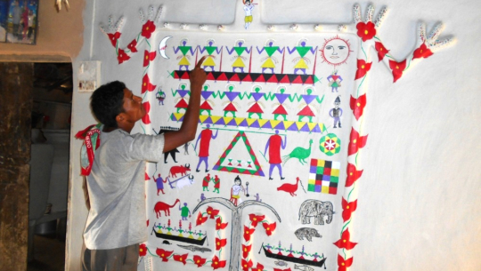 थारू समुदायमा अष्टमीकी पर्वको परम्परागत लोक कला हराउँदै