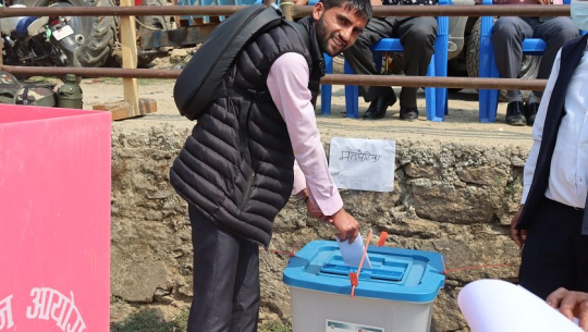 डडेलधुरामा गरियो नमुना मतदान