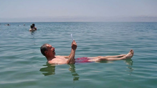 एउटा अनौठो समुद्र जहाँ चाहेर पनि डुबिँदैन !