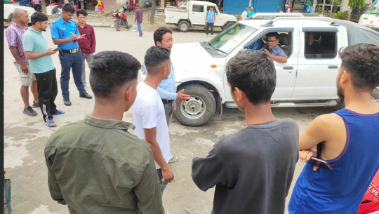 अनेरास्ववियु डोटी बिदाको दिन चल्ने सरकारी गाडी नियन्त्रणमा लिदै