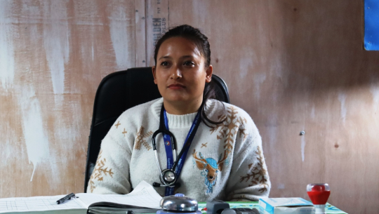 बाजुराकाे दुर्गम गाउँमा गएर सेवा दिँदै कैलालीकी डा. जस्मीता