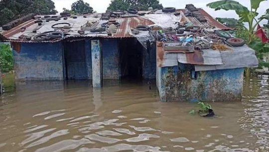 पहिरोमा पुरिएर एक जनाको मृत्यु, तीन सय घर जलमग्न