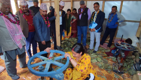 बैतडीमा पाँच जना महिलाहरुले गरे दुना टपरी उद्योग सञ्चालन