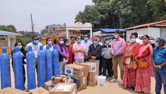 नेता महरद्वारा डडेल्धुरा अस्पताललाई स्वास्थ्य सामग्री हस्तान्तरण