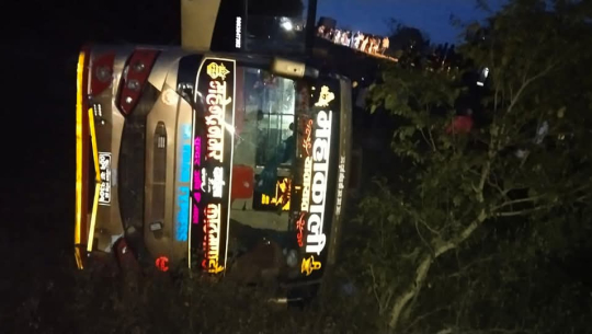 काठमाडौंबाट दार्चुला जाँदै गरेको बस कैलालीमा दुर्घटना