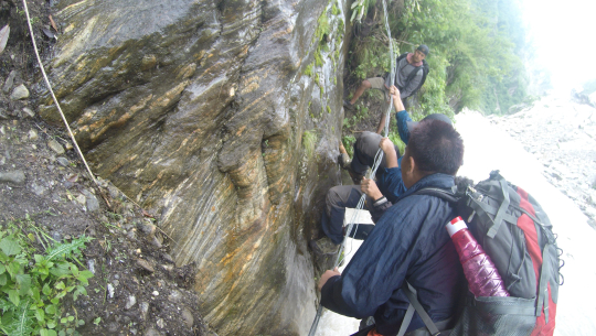 दार्चुलाको तम्बाकु भीर पार गर्न डोरीको सहारा, बाटो खुलाउन सासंदको आग्रह