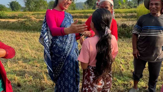 पर्वमा जनतासँग मन्त्री गौतम
