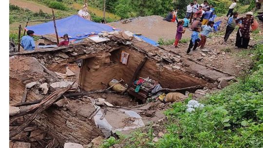 बैतडीमा घर भत्किँदा च्यापिएर  किशोरीको मृत्यु, २ घाइते 