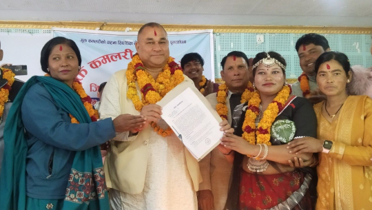 मुक्त कमलरीले बुझाए मुख्यमन्त्रीलाई ज्ञापनपत्र