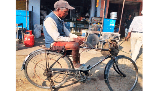 हतियारमा ‘धार’ लगाएर जीविकोपार्जन गरिरहेका ७० वर्षीय मुखिया
