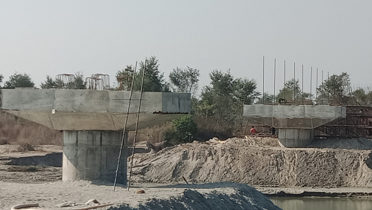 धनगढी– राजघाट जोड्ने पुलको ५ बर्ष हुन लागेपछि पिल्लर र वीम निर्माण