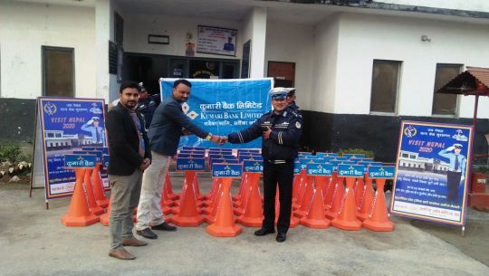 कुमारी बैँक अत्तरिया शाखाद्वारा सडक डिभाइडर सहयोग