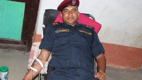 बाजुराकि एक सुत्केरी महिलालाई सुरक्षाकर्मीद्धारा रक्तदान
