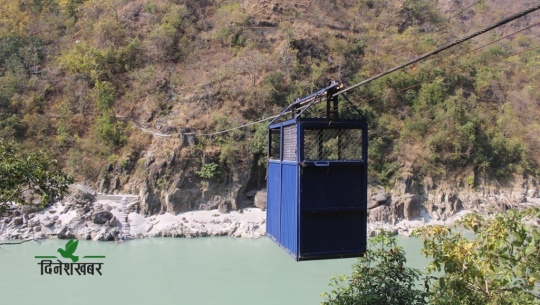 बैतडीको महाकाली नदीमा जोखिम मोलेर डुंगा यात्रा, बर्खामा तुइनको सहारा