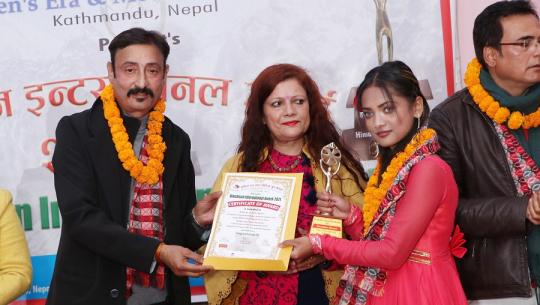 ‘बैनी झ्यालैमा’ की सुजल बमलाई सार्वोत्कृष्ट मोडल अवार्ड