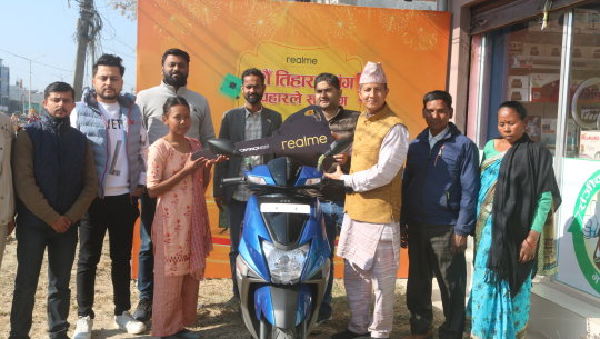 धनगढीकी बिनितालाई मोबाइल किन्दा स्कुटर उपहार