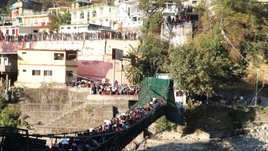 नेपाल भारत जोड्ने दार्चुला र धार्चुलाको झोलुंगे पुलमा शनिबार देखिएको भीड