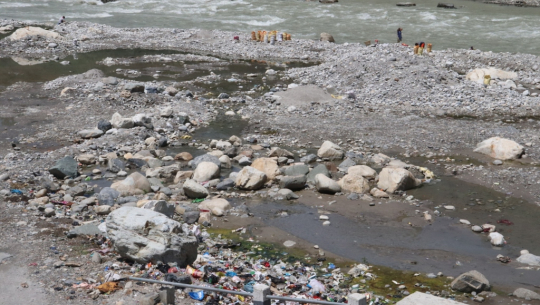 फोटो: महाकाली नदीमा फालिएको फोहोर