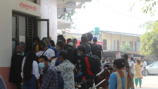 उफ ! डरलाग्दो भीड, व्यवस्थापन सम्भव छैन : मालपोत धनगढी