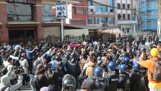 माइतीघर मण्डलामा प्रदर्शनरत आठ जना प्रहरीकाे नियन्त्रणमा