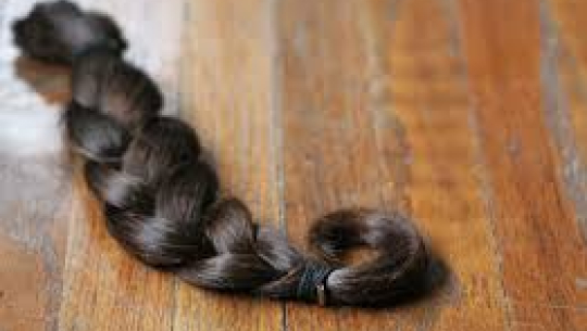 श्रीमानसँग सल्किएको भन्दै पत्नीले युवतीको कपाल काटिदिएपछि...