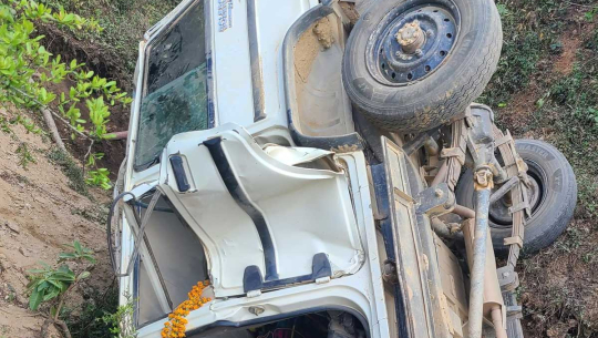 बैतडीमा गाउँपालिकाका कर्मचारीले मापसे गरी जीप चलाउँदा भयो दुर्घटना