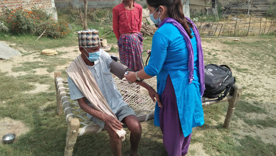 टीकापुरका ज्येष्ठ नागरिक र अपाङ्गता भएकालाई घरमै स्वास्थ्य सेवा