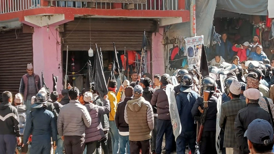 एमाले नेता योगेश भट्टराईलाई गृह जिल्लामै कालो झन्डा